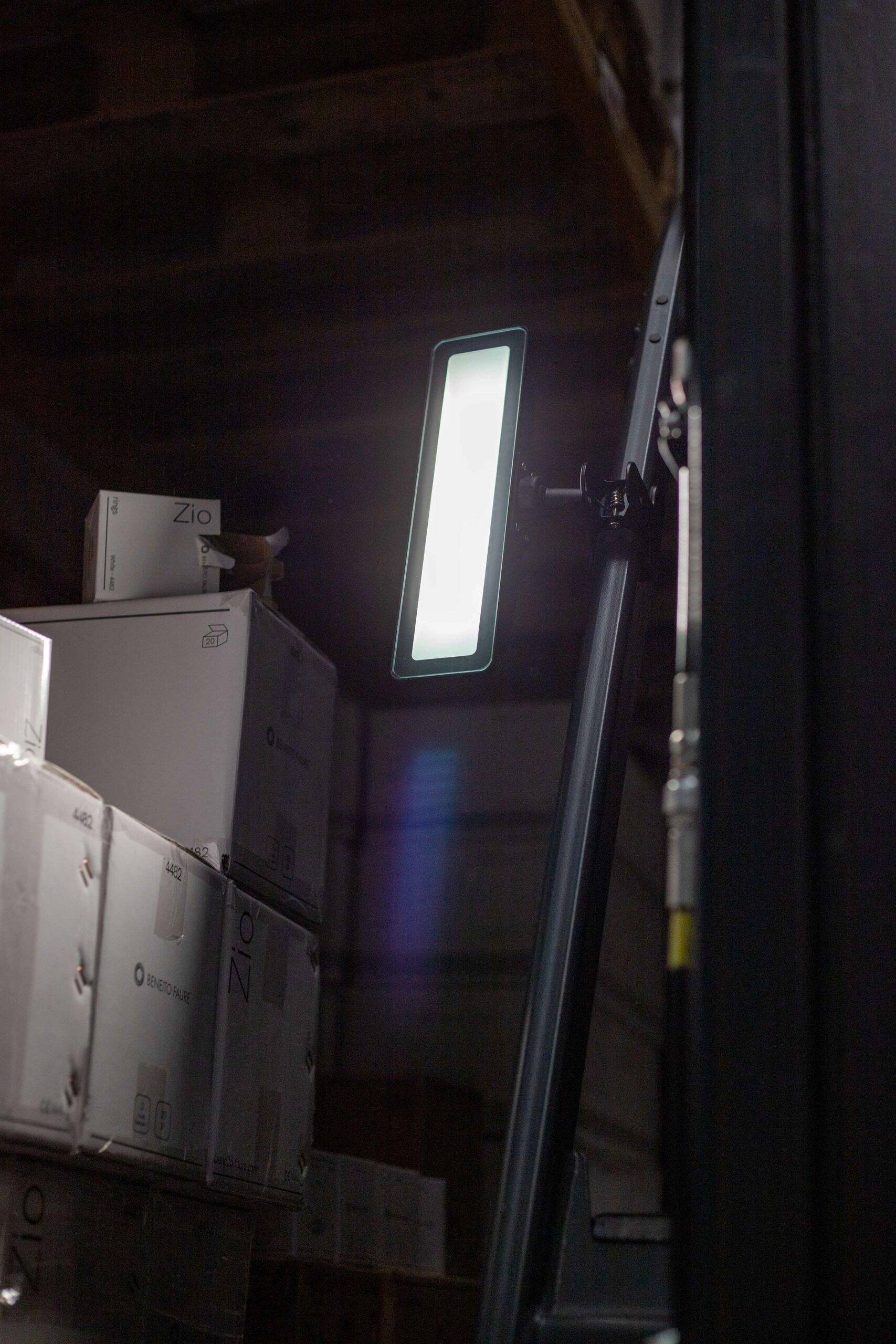 Beneito Faure - Wech - portables LED-Licht im Lager montiert